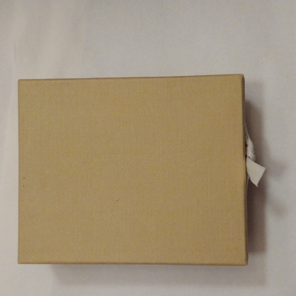 SOLD Beautiful Set of Iridescent Sparkly Silver Crystal Necklace & Earrings! - Picture 5 of 6